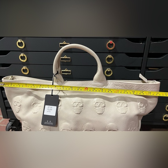 NWT IO Pelle Italia Beige Latte 3D Embossed Skull Weekender XL Bag Tote - Picture 6 of 6